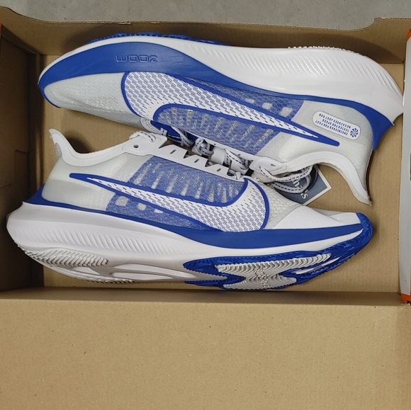 nike zoom gravity white blue
